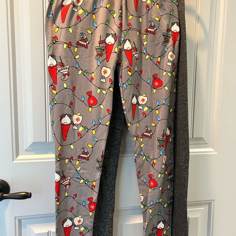 Festive Gray and Black Leggings with Holiday Print